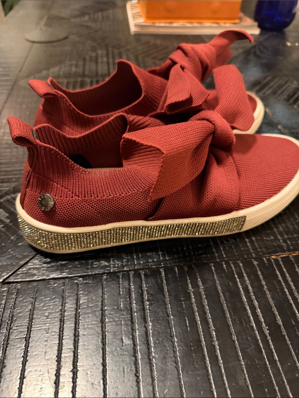 bernie mev. Burgundy Slip-On Sneakers with Bow and bling detail